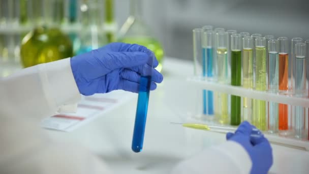 Εργαστηριακός Συνεργάτης Στάζει Κίτρινο Υγρό Σωληνάριο Μπλε Χημική Ουσία Δοκιμή — Αρχείο Βίντεο