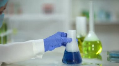 Mavi madde duman yayan cep şişesi reaksiyon kontrol laboratuar asistanı