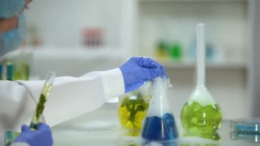 Araştırmacı dökme mavi sıvı organik bitki boru içinde özü, analiz