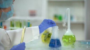 Mavi sıvıyı sarı yağlı madde, boru ekleme Bilim biyoyakıt test