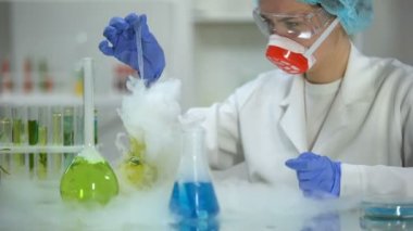 Pipet içinde sarı sıvı örnek alarak ve tortu, benzin kontrol bilim adamı