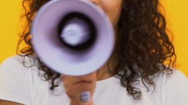 Hoparlör, düşünce özgürlüğü ve promosyon çığlık Kendine güvenen kadın genç