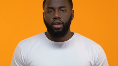 Kızgın siyah erkek yayın stres megafon Sarı zemin üzerine bağırarak