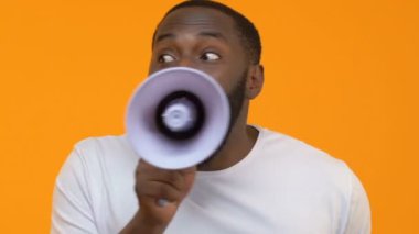 Aktif genç adam megafon, protesto sorun, haber duyuru yapmak