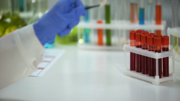 Trabajador Laboratorio Médico Sosteniendo Cápsula Muestras Sangre Fondo Productos Farmacéuticos — Vídeo de stock