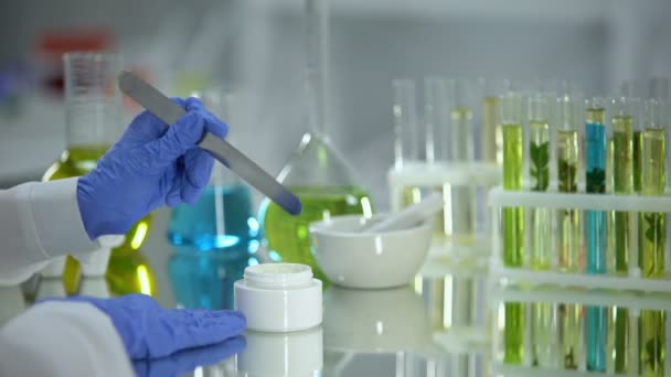 Biochemiker Entnimmt Cremeprobe Aus Tube Organische Schönheitsproduktion Dermatologie — Stockvideo