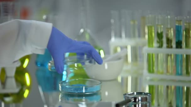 Vědec Zkoumá Modrý Prášek Pohledu Přes Zvětšovací Sklo Pesticidy — Stock video