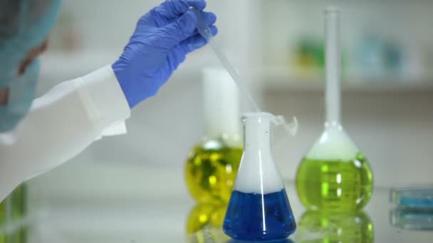 化学家从烧瓶中提取蓝色物质样品 洗涤剂分析 — 图库视频影像