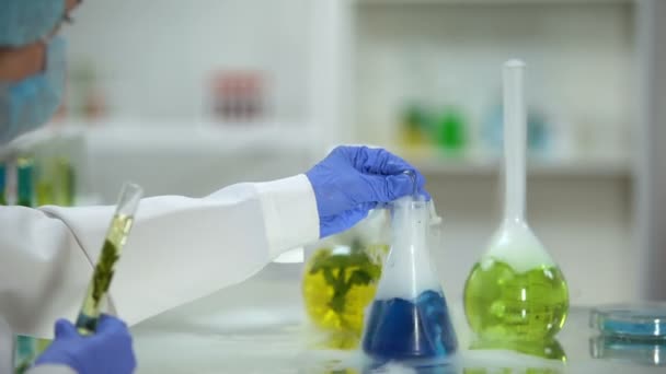 Onderzoeker Gieten Blauwe Vloeistof Buis Met Biologische Plantaardige Extract Analyse — Stockvideo