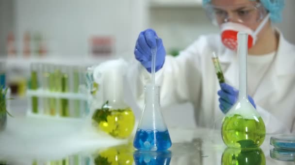 Mavi Sıvı Madde Ile Yeşil Bitki Tüp Ekleme Laboratuvar Araştırmacı — Stok video