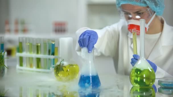 Chemiker Fügt Blaue Flüssigkeit Röhre Mit Gelber Öliger Substanz Hinzu — Stockvideo