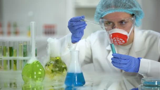 Biochemiker Gießt Ölige Flüssigkeit Röhrchen Mit Blauer Substanz Und Überprüft — Stockvideo