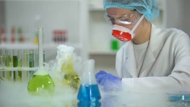 Medisch Laboratorium Werknemer Analyseren Van Groene Tablet Biologische Medicatie Test — Stockvideo