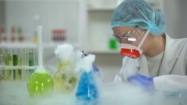 Lab Assistant Looking Magnifying Glass Flasks Emitting Smoke Lab — Stock Video