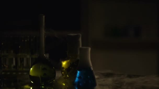 実験と革新を出す化学物質と研究室のフラスコ — ストック動画