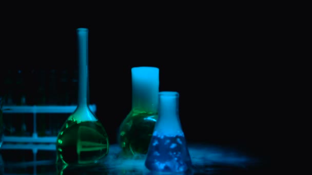 Laboratorium Kolven Met Chemische Vloeistoffen Rook Onder Blauw Knipperend Licht — Stockvideo