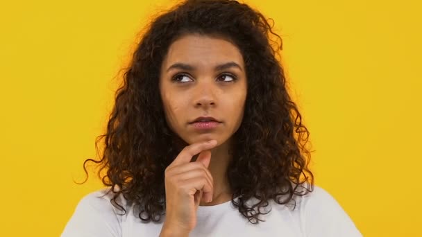 Pensive African Woman Bright Background Thinking Choice Dreaming Person — Stock Video