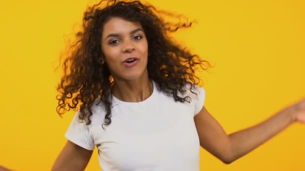 Joven Bailarina Positiva Bailando Sobre Fondo Amarillo Disfrutando Buen Humor — Vídeo de stock