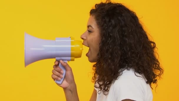 Mulher Bonita Gritando Megafone Fundo Amarelo Propaganda — Vídeo de Stock