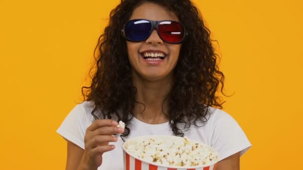 で満足しているアフリカ系アメリカ人女性ゴーグル食べるポップコーン 映画を見て レジャー — ストック動画