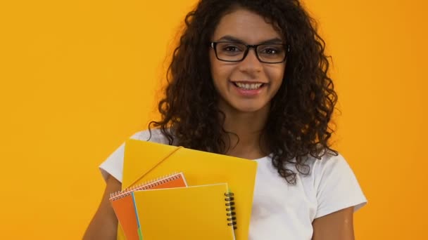 Studente Universitario Intelligente Occhiali Che Tengono Libri Sfondo Giallo Istruzione — Video Stock