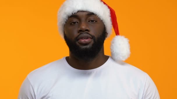 Feliz Hombre Negro Sombrero Santa Mostrando Caja Regalo Rojo Compras — Vídeo de stock