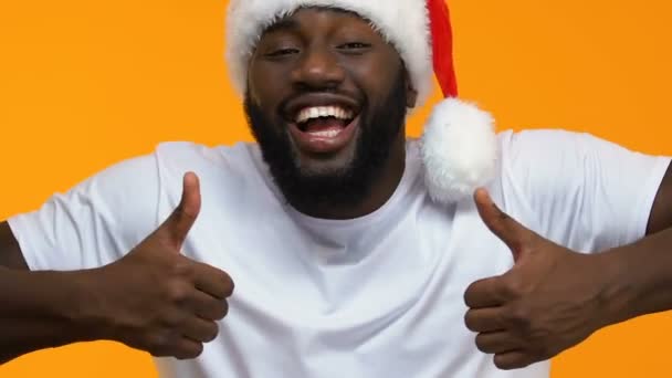 クリスマス帽子表示 親指ジェスチャーのように興奮してアフリカ人の休日します — ストック動画