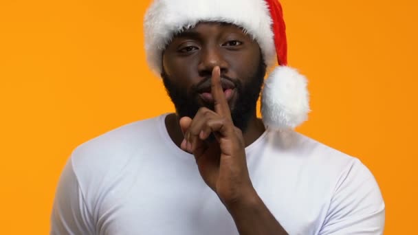 Vousatý Černý Muž Klobouku Holiday Mlčení Gesto Zobrazeno Krabičce — Stock video