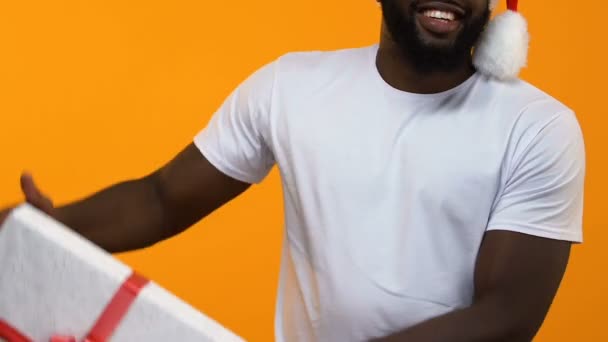 Jovem Africano Branco Shirt Segurando Grande Caixa Presente Venda Natal — Vídeo de Stock
