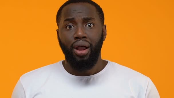 Negro Assustado Sentimento Masculino Nervoso Notícias Surpreendentes Expressão Choque Estresse — Vídeo de Stock