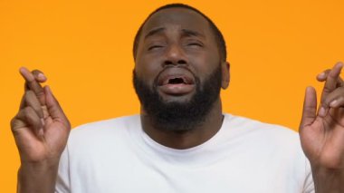 Çapraz parmak için iyi şanslar, birleşen eller, servet dua umut verici genç adam