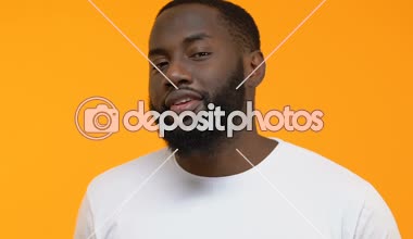 Ok işaret gösteren ve kamera, memnun müşteri göz kırpıyor gülümseyen genç erkek