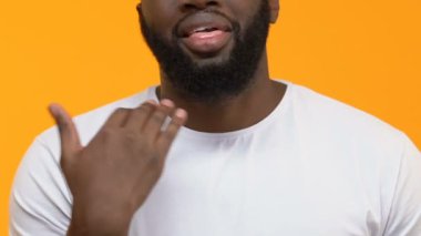 Boyun el, tahriş ile kesme hareketi, rahatsız siyah erkek gösteren bıkmış