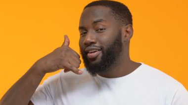 Oynak Afro-Amerikan adam gösterilen çağrı işareti, flört jest, mobil iletişim