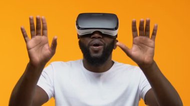 Sanal gerçeklik kulaklık, 3d simülasyon eğlence giyen Afrika erkek hayran