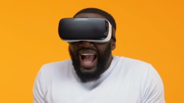 Genç adam simülasyon oyunu, korku korku etkisi oyun vr gözlük korkuttu