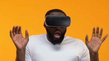 Paniğe kapılmış genç adam alarak vr aygıt, cyber gerçeklik simülasyon, yenilik