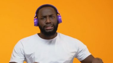 Genç erkek clubber dans, müzik, radyo hareketli jokey disk kulaklıklar