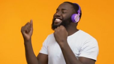 Kablosuz Kulaklık radyo zevk mutlu Afro-Amerikan erkek dans vurmak