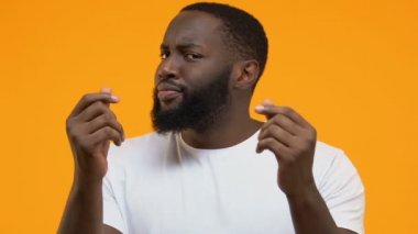 Soran bağış, yatırım, vergiler için para bir jest yapan Afrika yakışıklı erkek