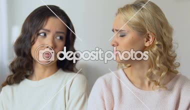 Sarılma, birbirlerine, arkadaşlarım kaynaştıran gülümseyen güzel kızlar