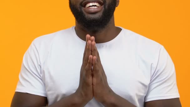 Ευγνώμων Μαύρο Άνθρωπος Που Προσεύχεται Κίτρινο Φόντο Ημέρα Των Ευχαριστιών — Αρχείο Βίντεο