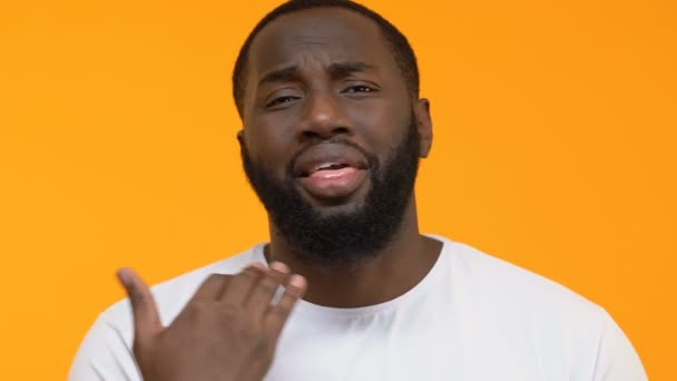 Homme Africain Déçu Couper Cou Avec Main Montrant Assez Geste — Video