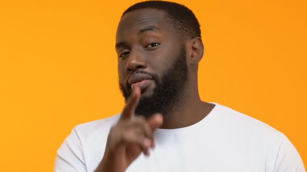 Молодий Чоловік Вказує Камеру Показує Мобільний Жест Просячи Передзвонити — стокове відео
