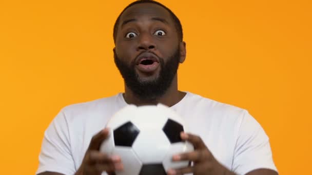 Emocionado Chico Negro Manos Fútbol Celebrando Gol Equipo Victoria Deportiva — Vídeo de stock