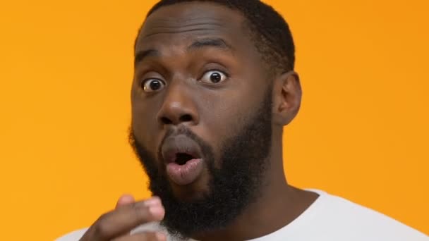 Hombre Africano Sorprendido Comiendo Palomitas Maíz Sobre Fondo Brillante Viendo — Vídeo de stock