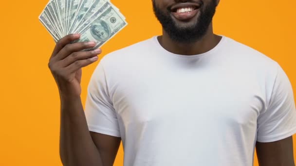 Vrolijke Afrikaanse Man Dollarbiljetten Hand Wijzen Financieel Succes Investeringen — Stockvideo