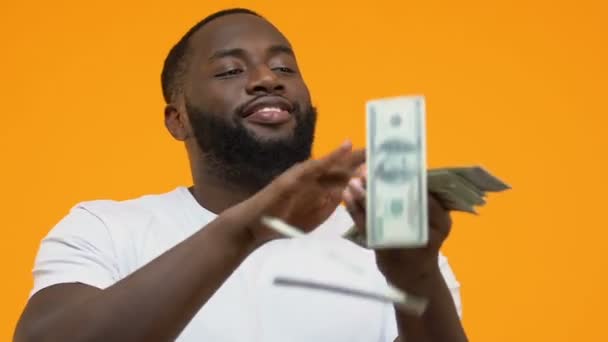 Счастливый Молодой Мужчина Разбрасывается Долларами Тратя Деньги Роскошный Образ Жизни — стоковое видео