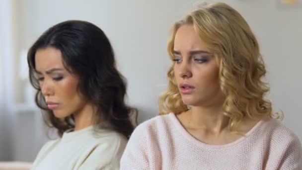 Duas Mulheres Ofendidas Sentadas Separadamente Sofá Olhando Uma Para Outra — Vídeo de Stock