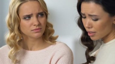 Empati ve birbirlerine destek sorunları, tartışırken bayan arkadaş